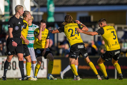 Mjällbys Tom Pettersson jublar