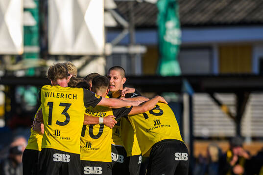Mjällbys Tom Pettersson jublar med lagkamrater