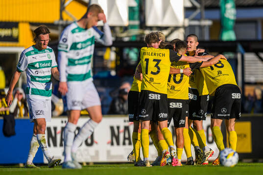 Mjällbys Tom Pettersson jublar med lagkamrater