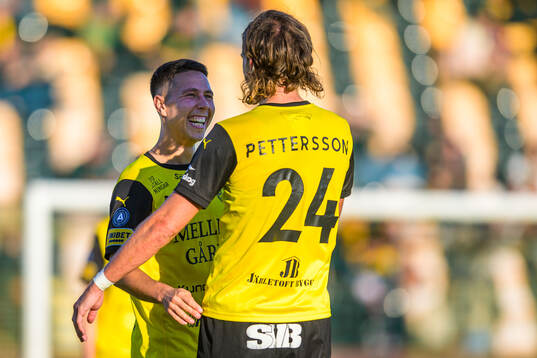 Mjällbys Nicklas Røjkjær och Tom Pettersson jublar