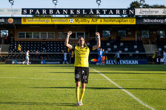 Mjällbys Tom Pettersson jublar