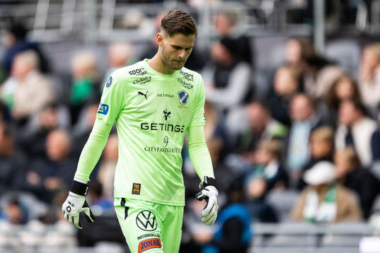 Halmstads målvakt Tim Rönning deppar