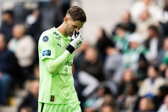 Halmstads målvakt Tim Rönning deppar