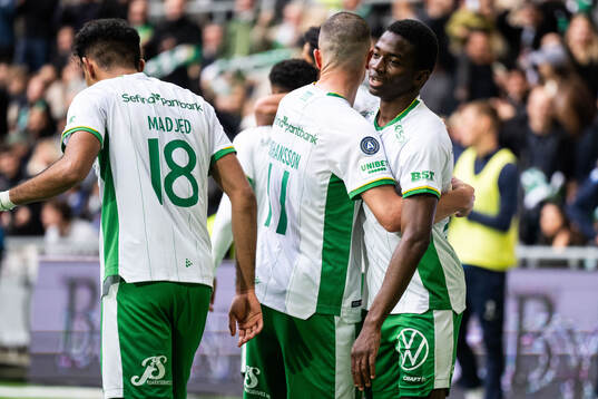 Hammarbys Bouzomana Toure jublar med Oscar Johansson