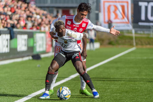 Östersunds Assiedou Yannick Armel Adjoumani och Sandvikens