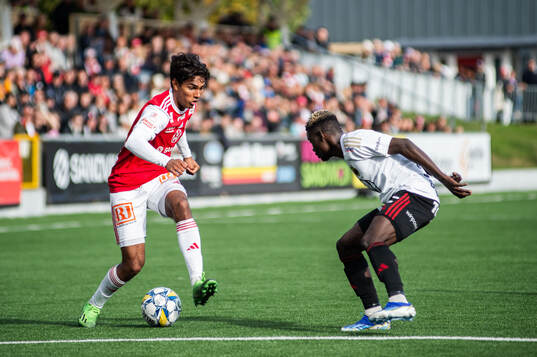 Sandvikens Jonathan Karlsson och Östersunds Assiedou