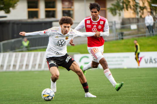 Östersunds Ziad Ghanoum och Sandvikens Jonathan Karlsson