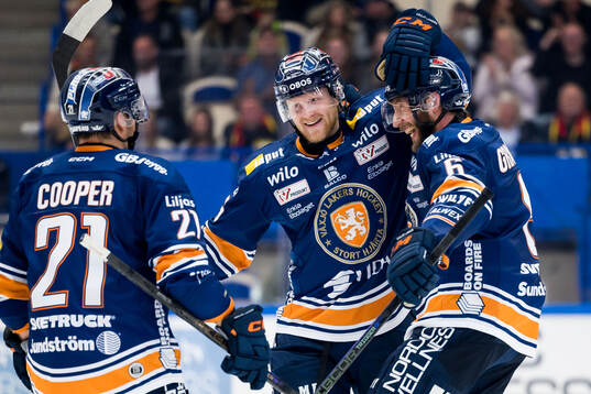 Växjös Joachim Blichfeld och Petter Granberg jublar