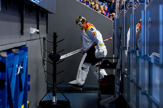 Brynäs Erik Källgren deppar när han lämnar isen skadad