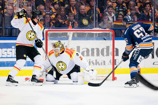 Brynäs målvakt Erik Källgren när Växjö gör mål 2-0