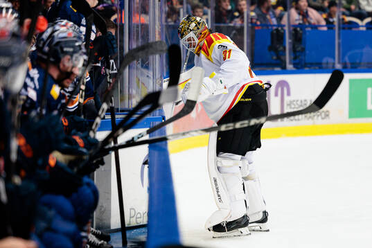 Brynäs målvakt Erik Källgren kliver av