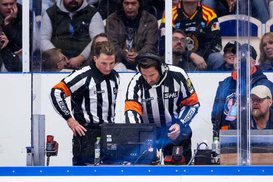 Domare Mikael Sjöqvist och domare Alexander Österberg