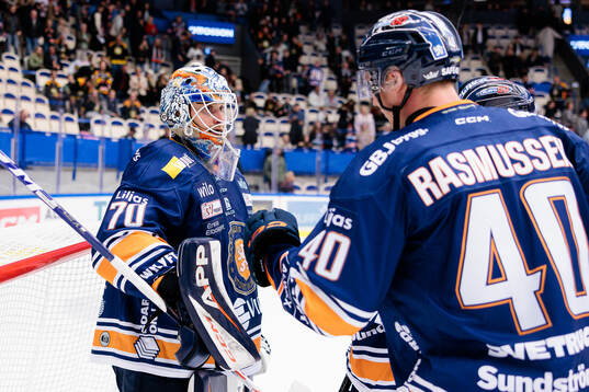 Växjös målvakt Adam Åhman och Dennis Rasmussen jublar