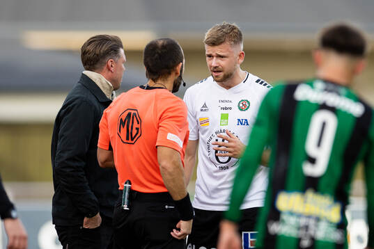 Örebros Niclas Bergmark får gult kort