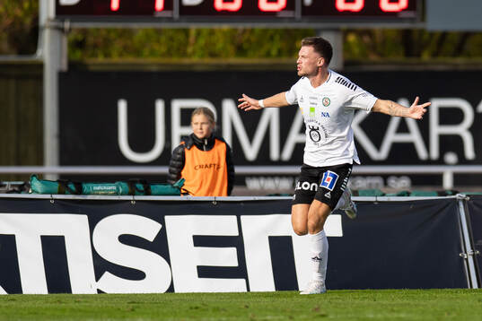 Örebros Samuel Kroon jublar