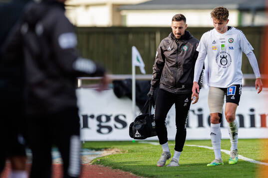 Örebros Erik McCue lämnar planen skadad