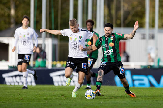 Örebros Niclas Bergmark och Varbergs Diego Montiel