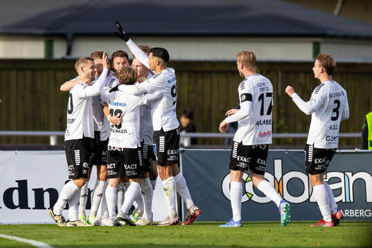 Örebros spelare jublar med Samuel Kroon