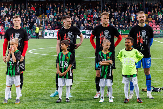 Brommapojkarnas spelare med tröjor i en hyllning av