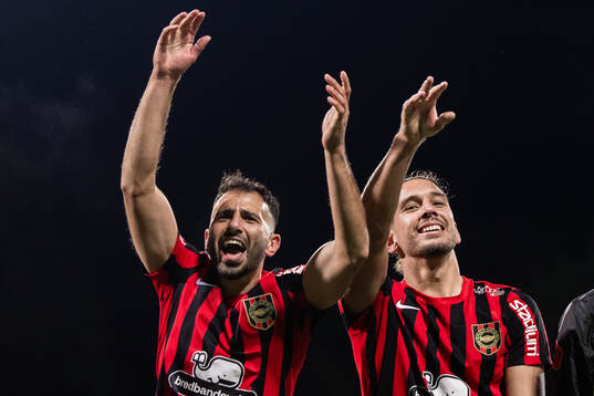 Brommapojkarnas André Calisir och Nikola Vasic jublar