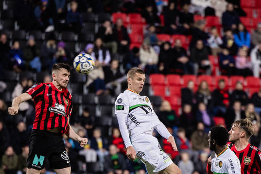 Brommapojkarnas Hlynur Freyr Karlsson och GAIS Lucas Hedlund