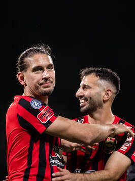 Brommapojkarnas Nikola Vasic jublar med André Calisir