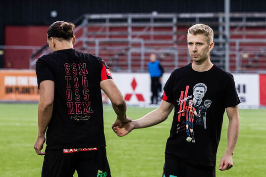 Brommapojkarnas spelare med tröjor i en hyllning av Gustav