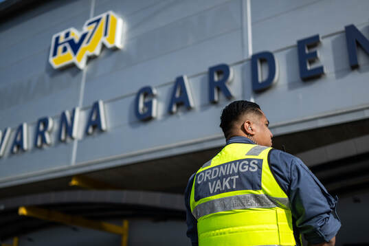 En ordningsvakt utanför Husqvarna Garden