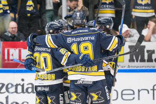 HV71s Andre Petersson och Henrik Borgström jublar