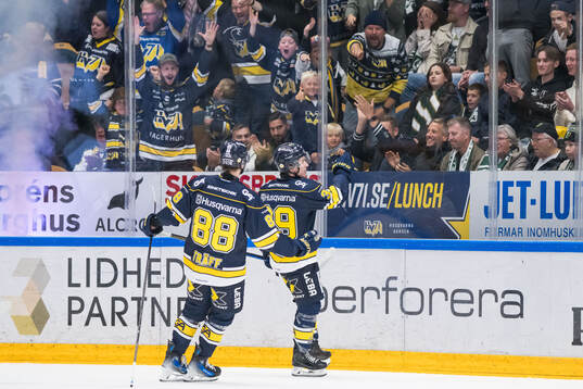 HV71s Herman Träff och Jamiro Reber jublar