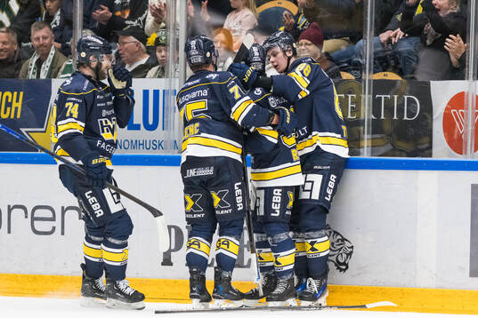 HV71s Jamiro Reber jublar