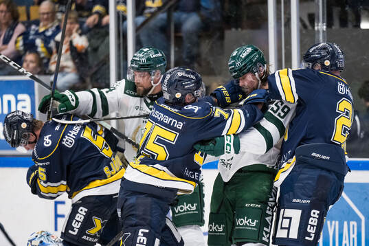 Färjestads Henrik Björklund och HV71s Radan Lenc och