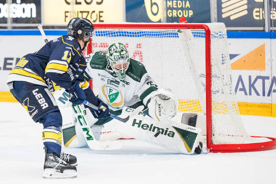 HV71s Isac Brännström och Färjestads målvakt Maxime