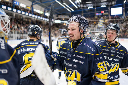 HV71s Mikael Seppälä jublar