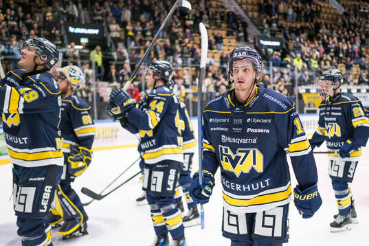HV71s Isac Brännström jublar