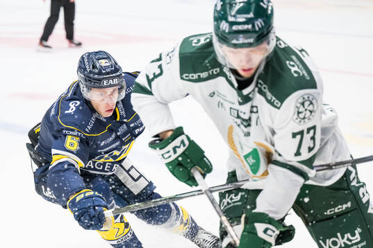 HV71s Vincent Sandberg och Färjestads Adam Ollas Mattsson
