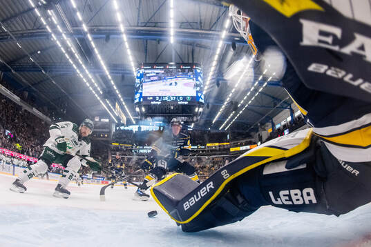 Färjestads Henrik Björklund och HV71s målvakt Hugo