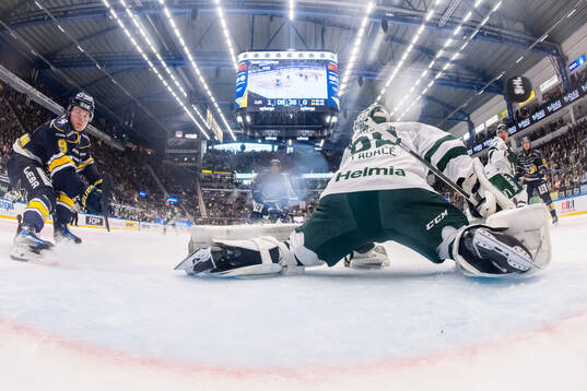 HV71s Hugo Pettersson gör 1-0 bakom Färjestads målvakt