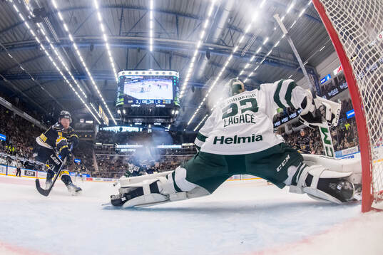 HV71s Hugo Pettersson gör 1-0 bakom Färjestads målvakt