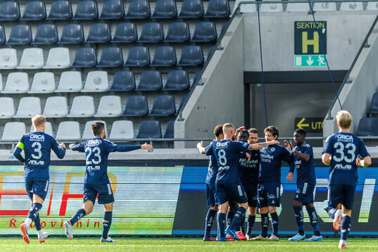 Utsiktens Robin Book jublar med lagkamrater