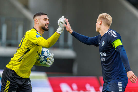 Utsiktens målvakt Elias Hadaya och Jesper Brandt jubla