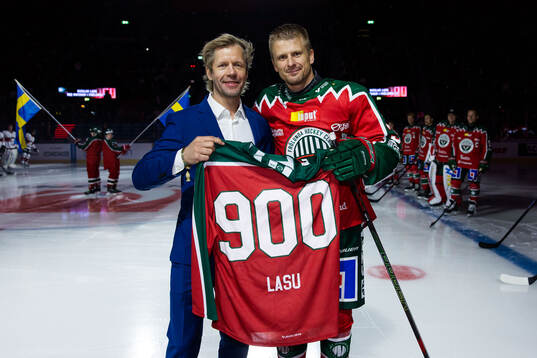 Tomi Kallio uppvaktar Frölundas Nicklas Lasu
