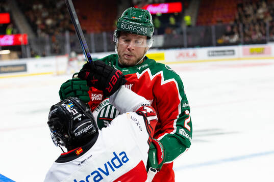 Frölundas Christian Folin tacklar Malmö Redhawks Nikola