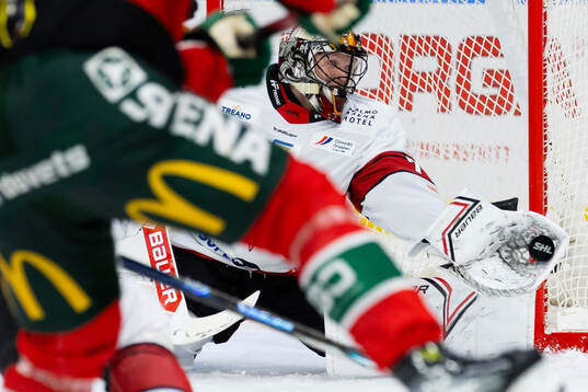 Malmö Redhawks målvakt Daniel Marmenlind med en räddning
