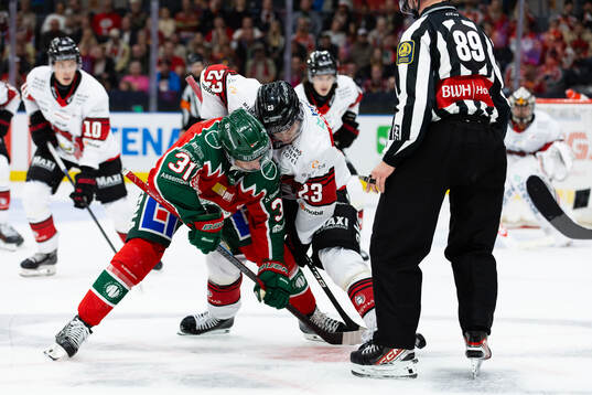 Frölundas Nicklas Lasu tekar mot Malmö Redhawks