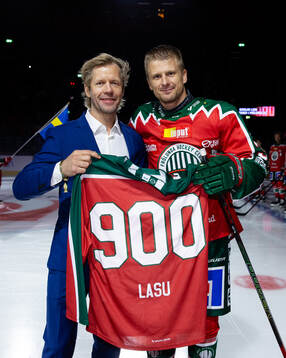 Frölundas Nicklas Lasu uppvaktas av tidigare spelaren Tomi