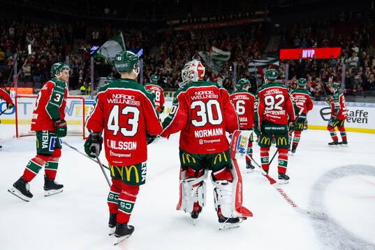 Frölundas Tom Nilsson och målvakt Tobias Normann tackar