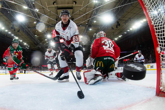 Malmö Redhawks Fredrik Händemark kvitterar till 1-1 bakom