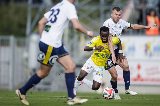 Falkenbergs FFs Wanbe Godwin Aguda och Ängelholms Robin