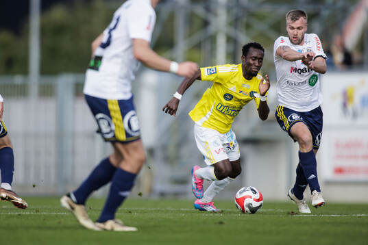 Falkenbergs FFs Wanbe Godwin Aguda och Ängelholms Robin